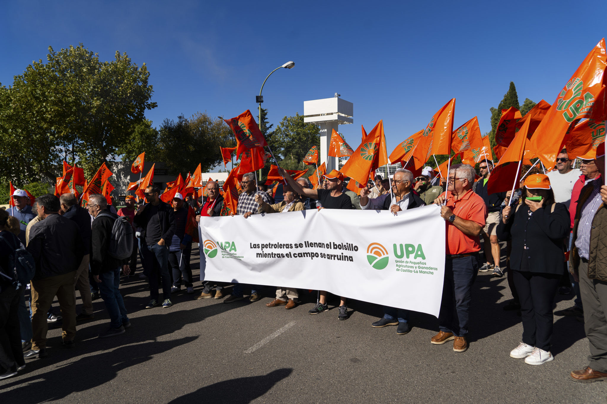 Quinientos agricultores protestan ante la refinería de Repsol en Puertollano por la subida del gasóleo agrícola